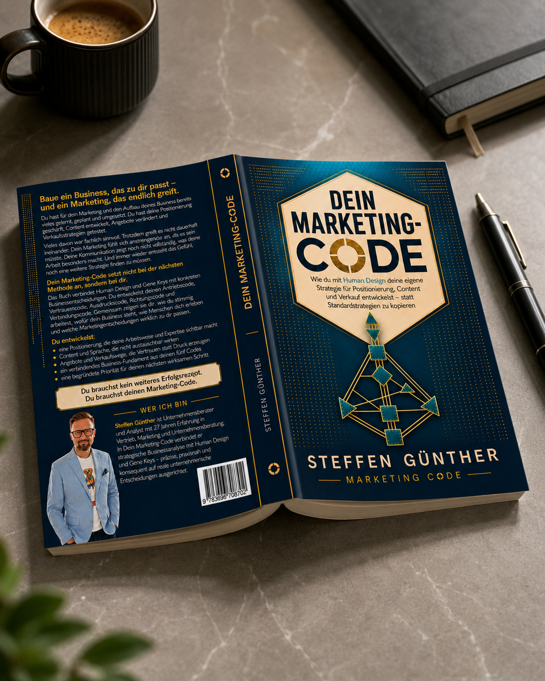 Dein Marketing-Code Buch auf Schreibtisch