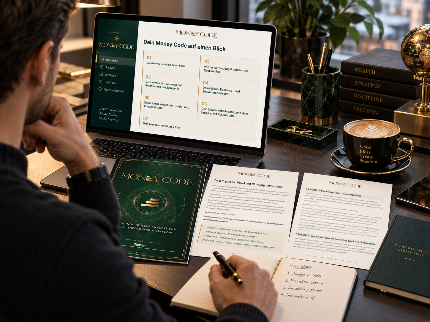 Mann am Schreibtisch mit geöffnetem Money Code auf Laptop und ausgedruckten Seiten